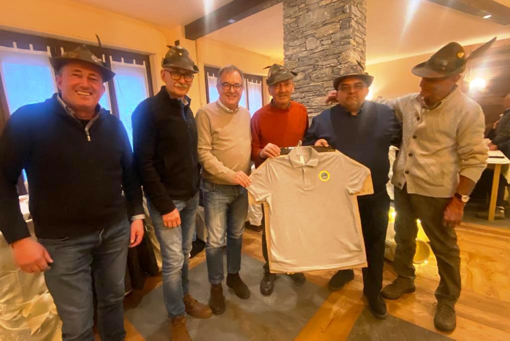 Il sindaco Marco Gallo e l’assessore al Volontariato e Alpino Ezio Donadio ricevono la maglia ufficiale del prossimo raduno a Busca degli Alpini d'Oc